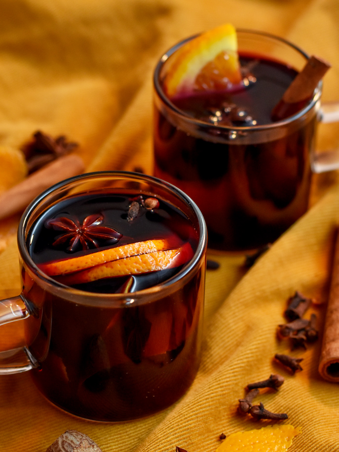 mulled wine served in transparent mugs