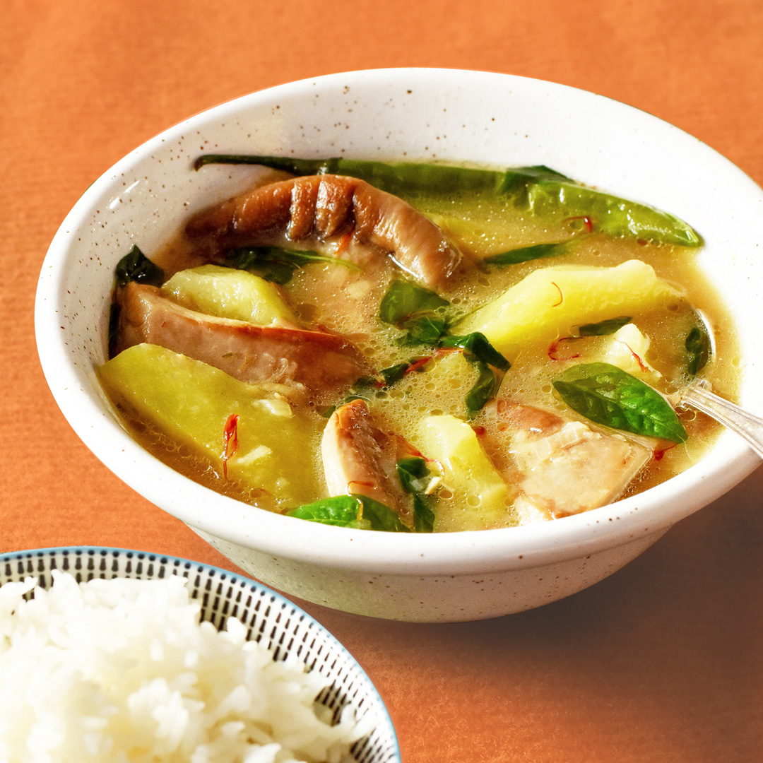 side-view-filipino-vegan-tinola-served-with-white-rice