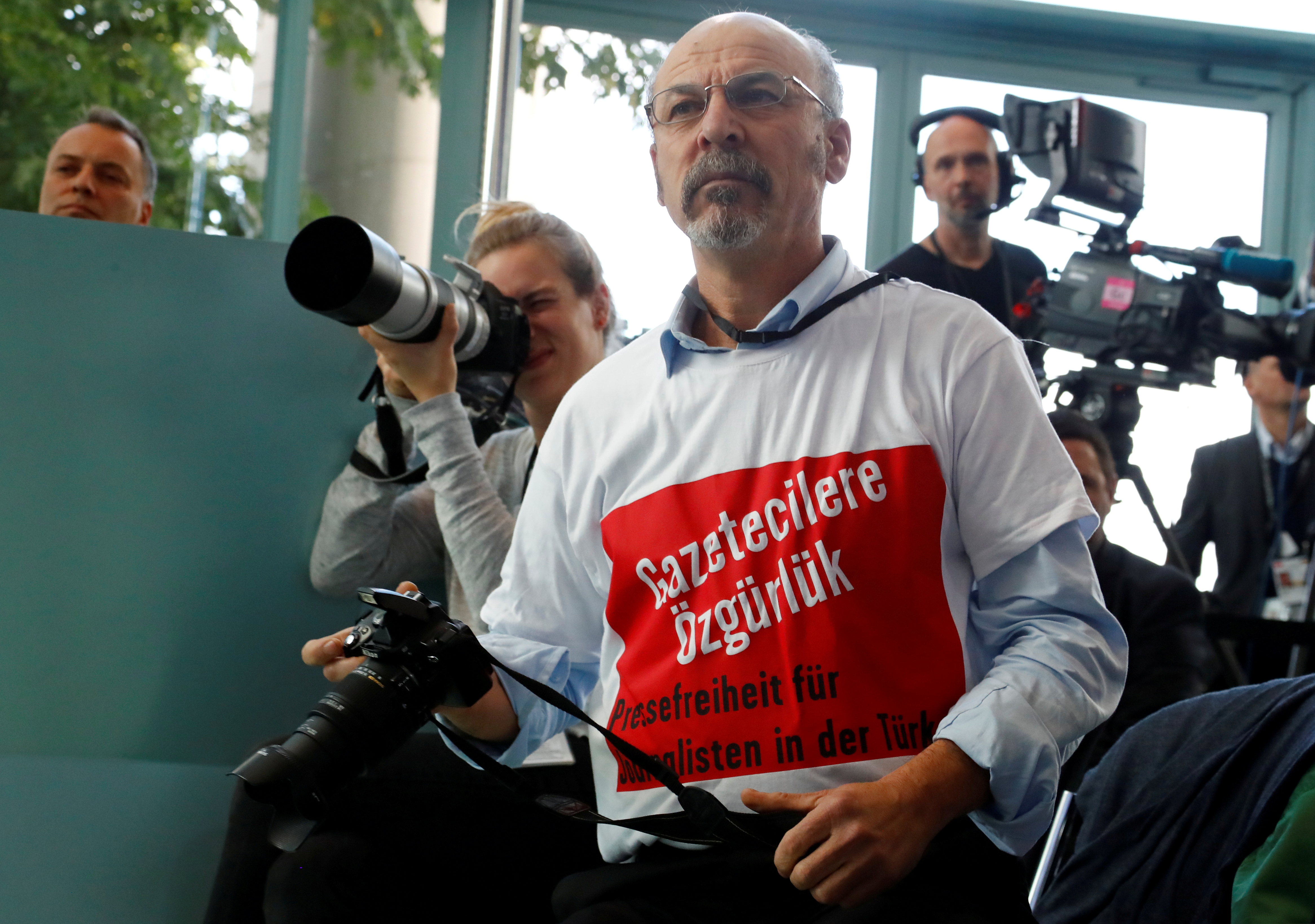 Un journaliste turc porte un tee-shirt "Liberté de presse pour les journalistes en Turquie" pendant une conférence de presse avec Angela Merkel Tayyip Erdogan. Berlin, Germany REUTERS/Fabrizio Bensch 2018