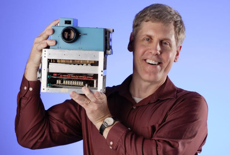 Steve Sasson holding his camera prototype from 1975, source www.diyphotography.net