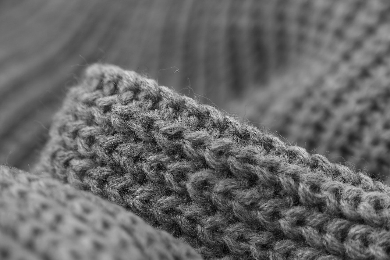 Atelier Unes - DIY Réparer - Focus sur de la laine grise tricotée