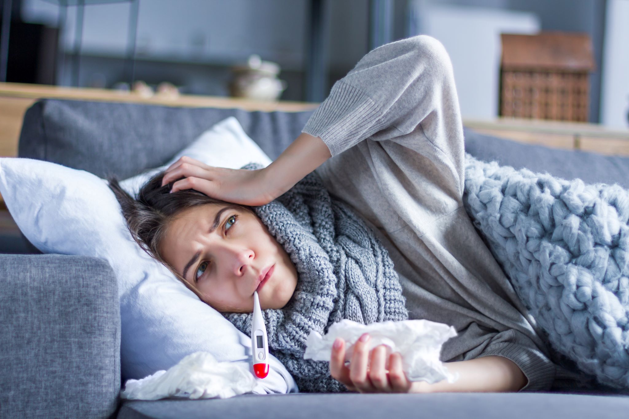 donna ammalata che pensa a come affrontare l’influenza 
