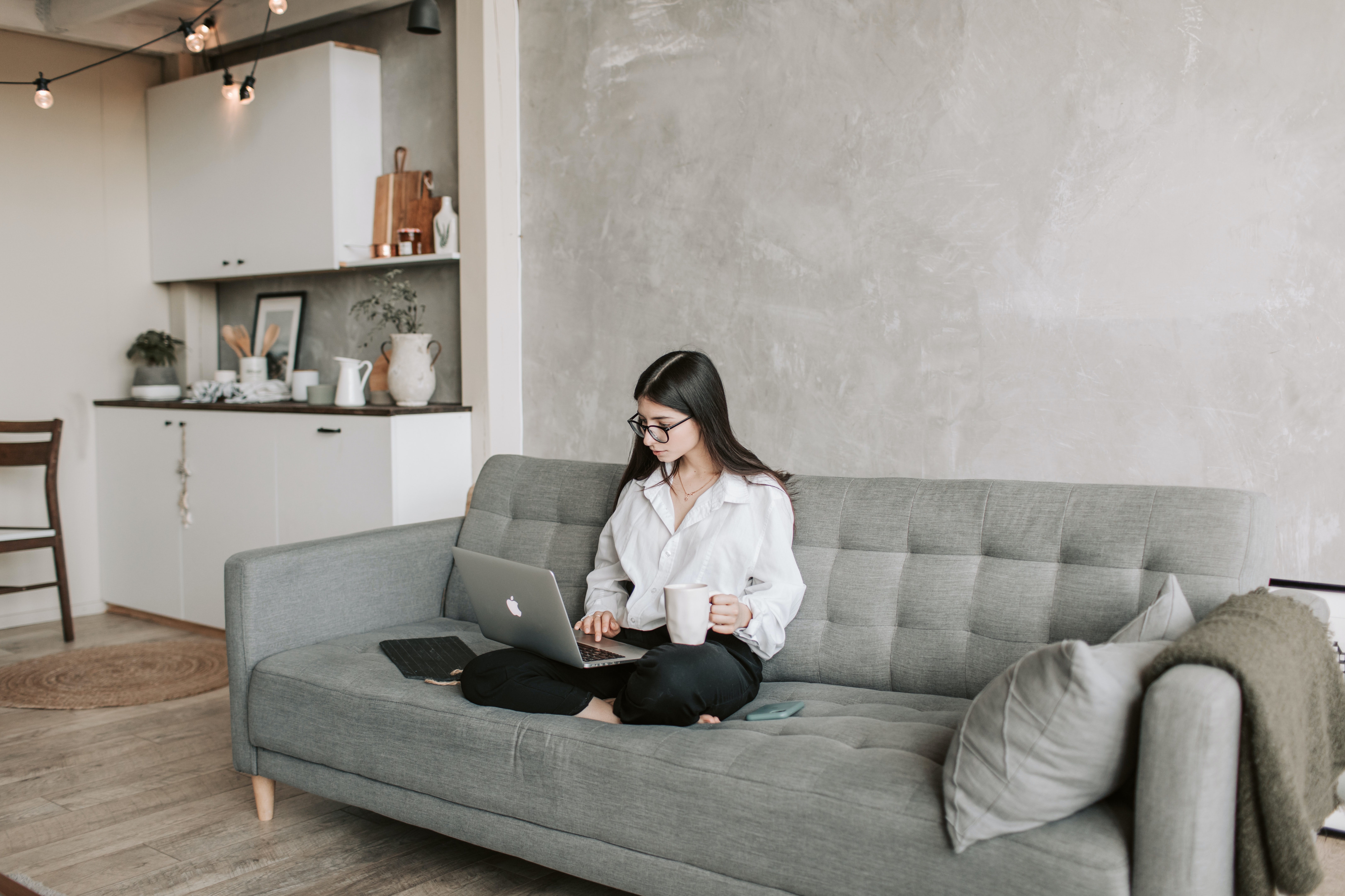 Woman recieving online mental health treatment in Chicago