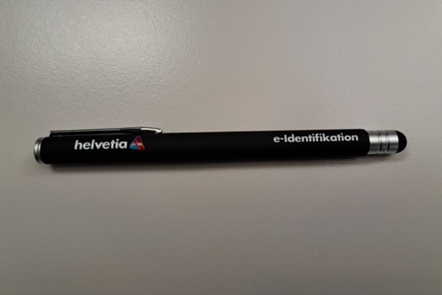 Die E-Signatur bei Helvetia: Neben beschrifteten Stiften fürs Tablet gibt's auch T-Shirts, Tassen und Pullis. (Quelle: Helvetia) 