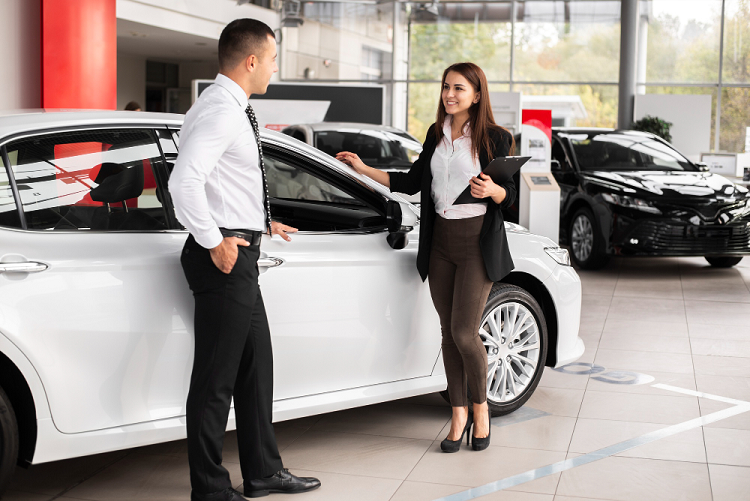 Si compras un coche de segunda mano en un concesionario, ellos se encargarán de las gestiones del cambio de titularidad.