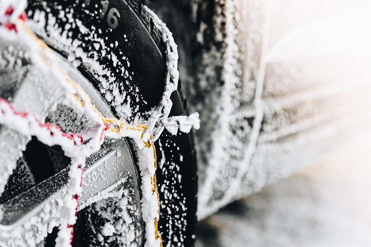 Con nieve son esenciales unas cadenas para un mejor agarre de los neumáticos.