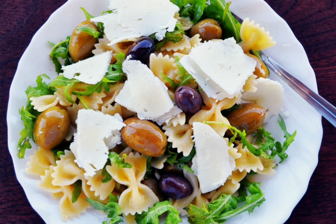 Pasta fredda con feta, uvetta, olive e crema di aceto balsamico | Eataly