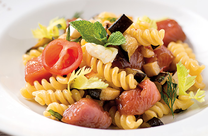 Pasta fredda con tonno fresco, melanzane e primo sale | Eataly