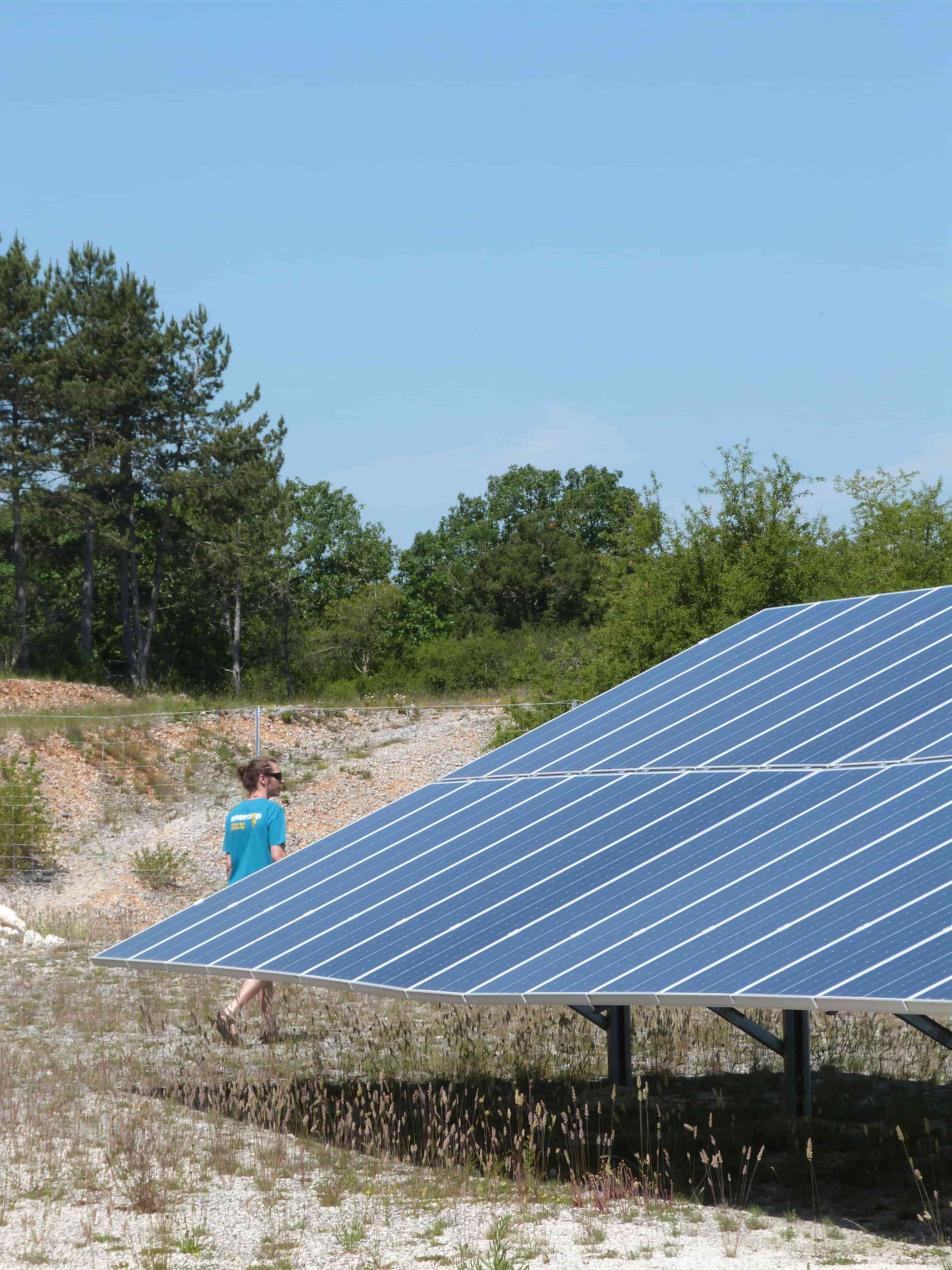 Salarié d'Enercoop Midi-Pyrénées au parc solaire de Combel-Rimat