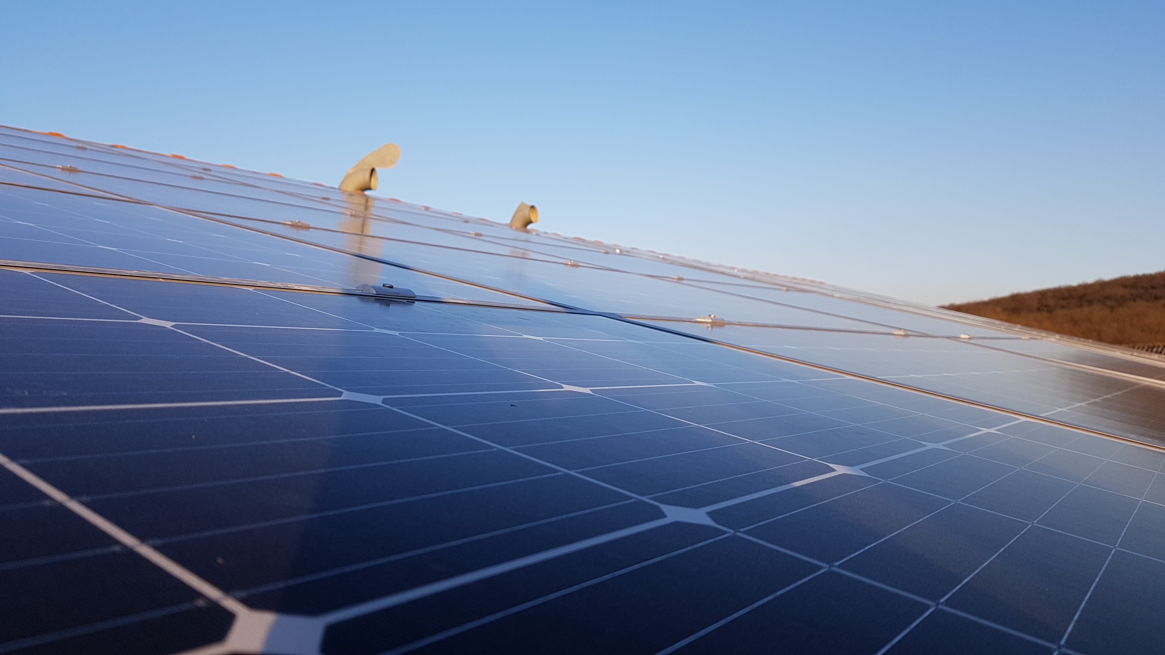Panneaux photovoltaïques sur la toiture d'un bâtiment des Amanins