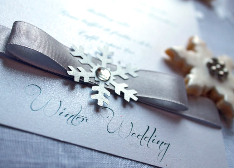 Kış düğünü için hazırlanmış olan düğün davetiyesi üzerinde koyu renk bir kurdele ve kurdelenin üzerinde ise kar tanesi şeklinde olan bir süs bulunuyor.  Davetiyenin altında İngilizce olarak "Winter Wedding" yani "Kış Düğünü" yazıyor.