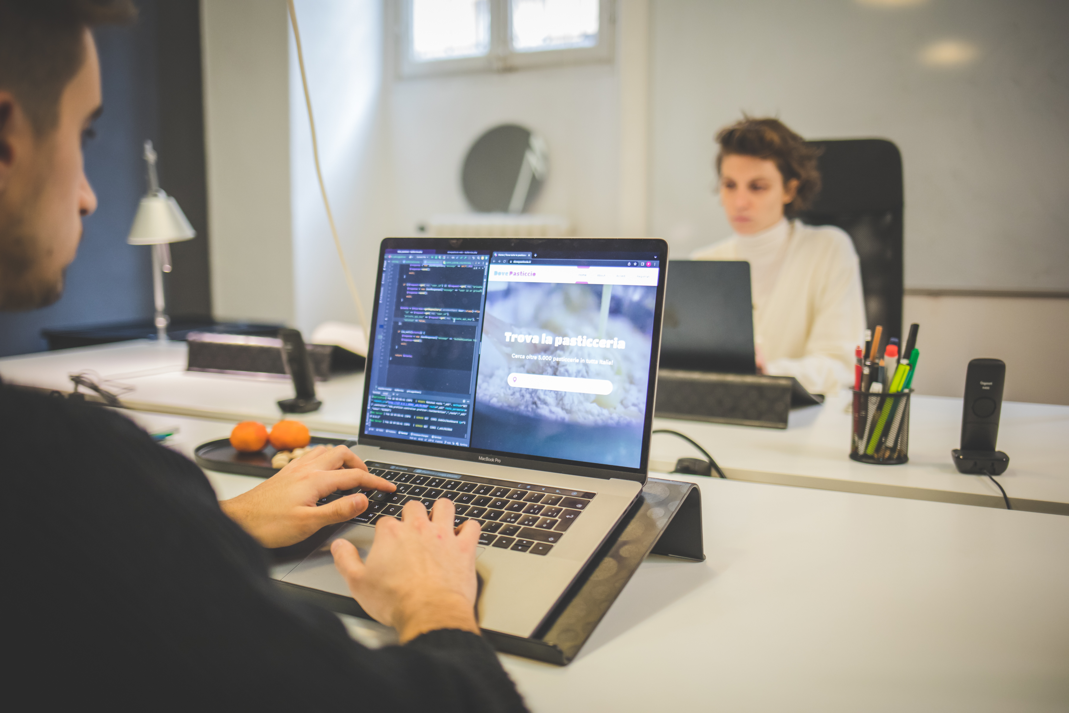 Persona che scrive codice al computer