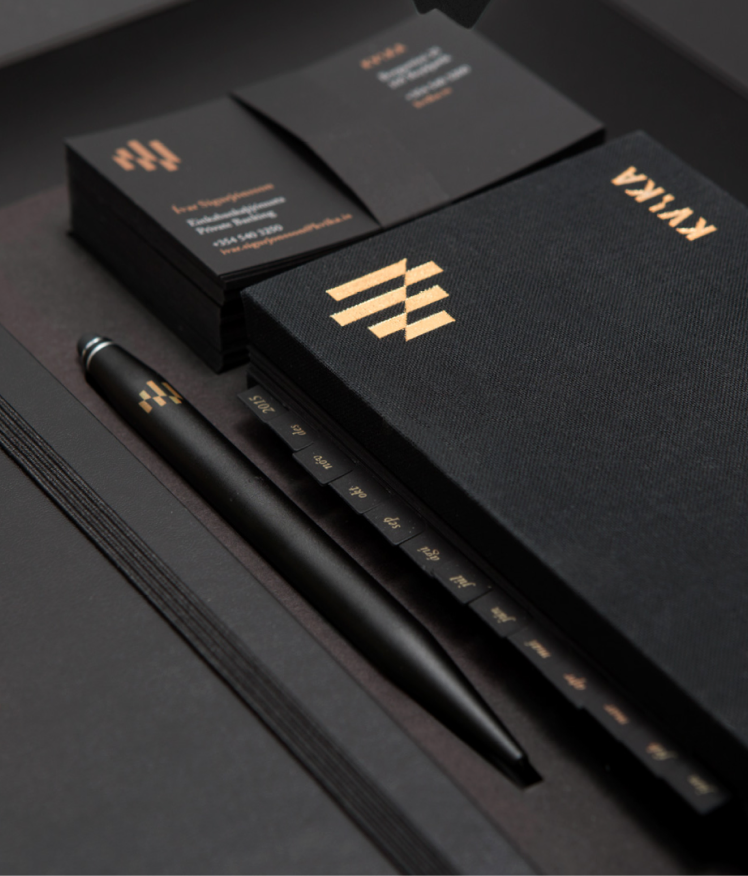 Allt bréfsefni og aðrar skrifstofuvörur fyrir innanhús notkunar voru hannaðar af Hér&Nú auglýsingastofu