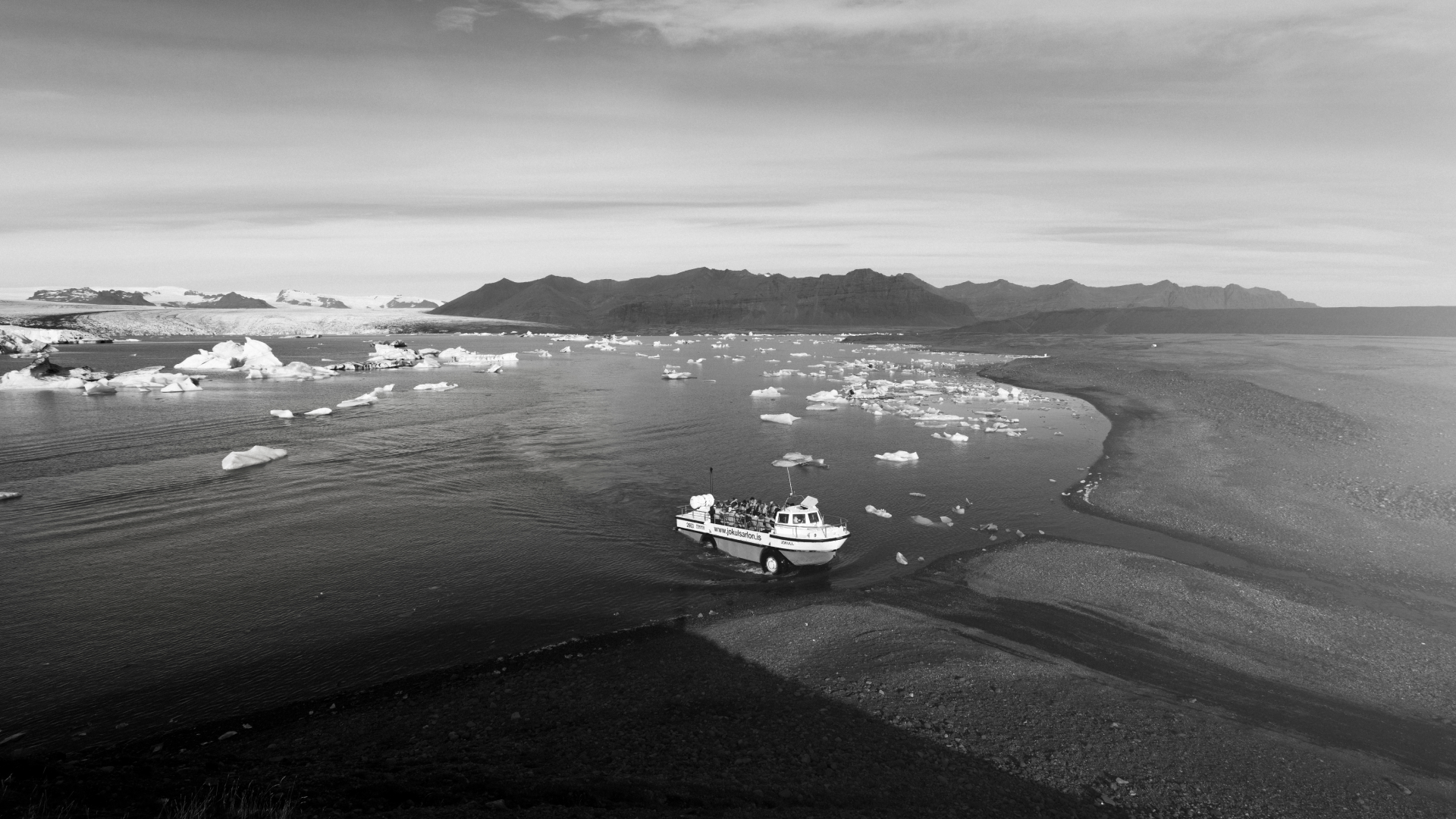 Myndefni fyrir Kviku var í klassískum svarthvítum lit og sýnir hér Jökulsárlón, hannað af Hér&Nú auglýsingastofu