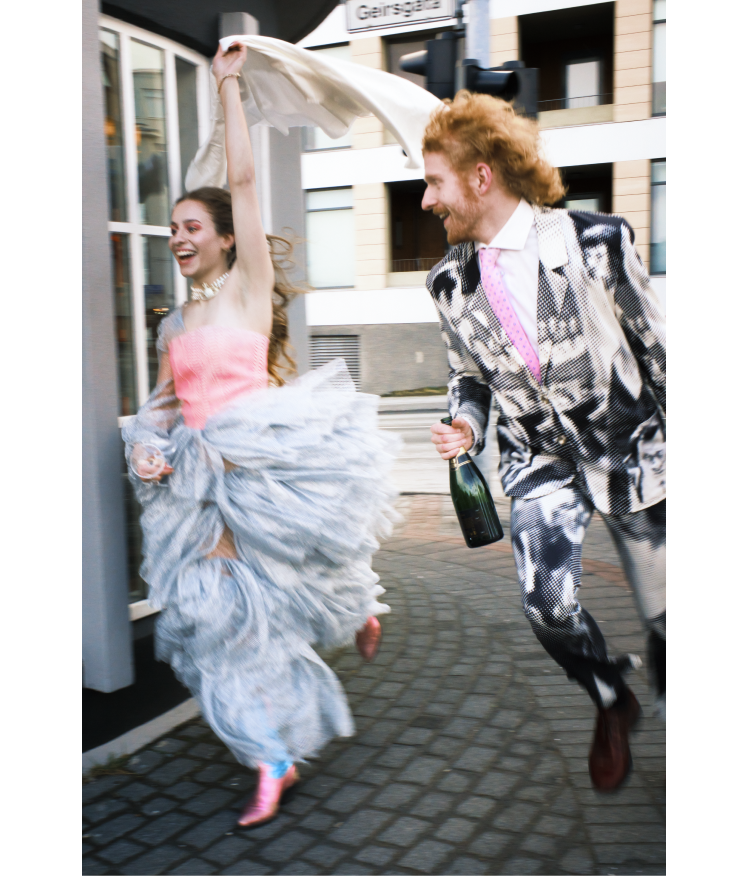 Lifandi ljósmyndir voru hluti af auglýsingaherferð fyrir Aur sem búið var til af Hér&Nú auglýsingastofu