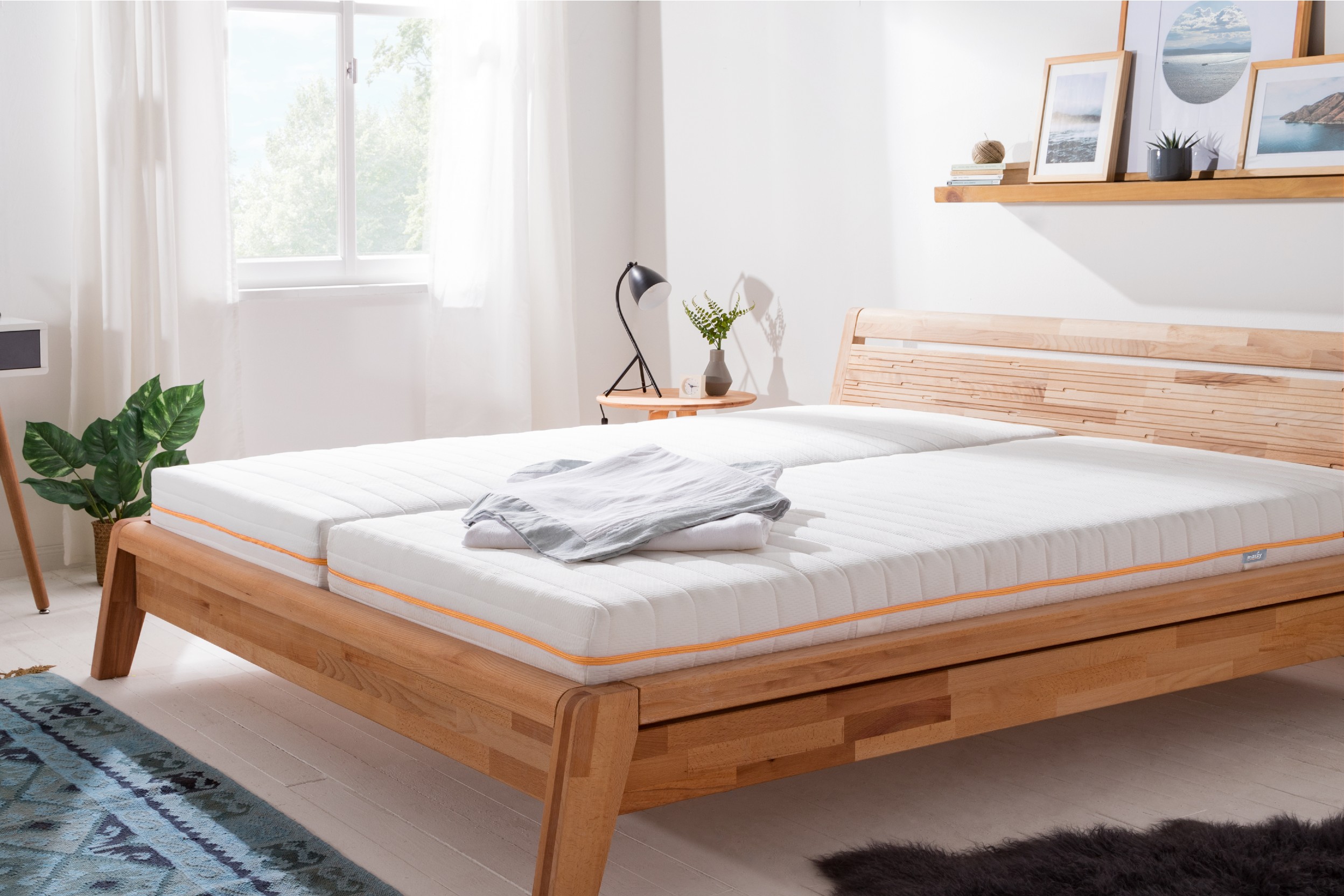 7-Zonen-Matratze auf Holzbettgestell in hellem Schlafzimmer