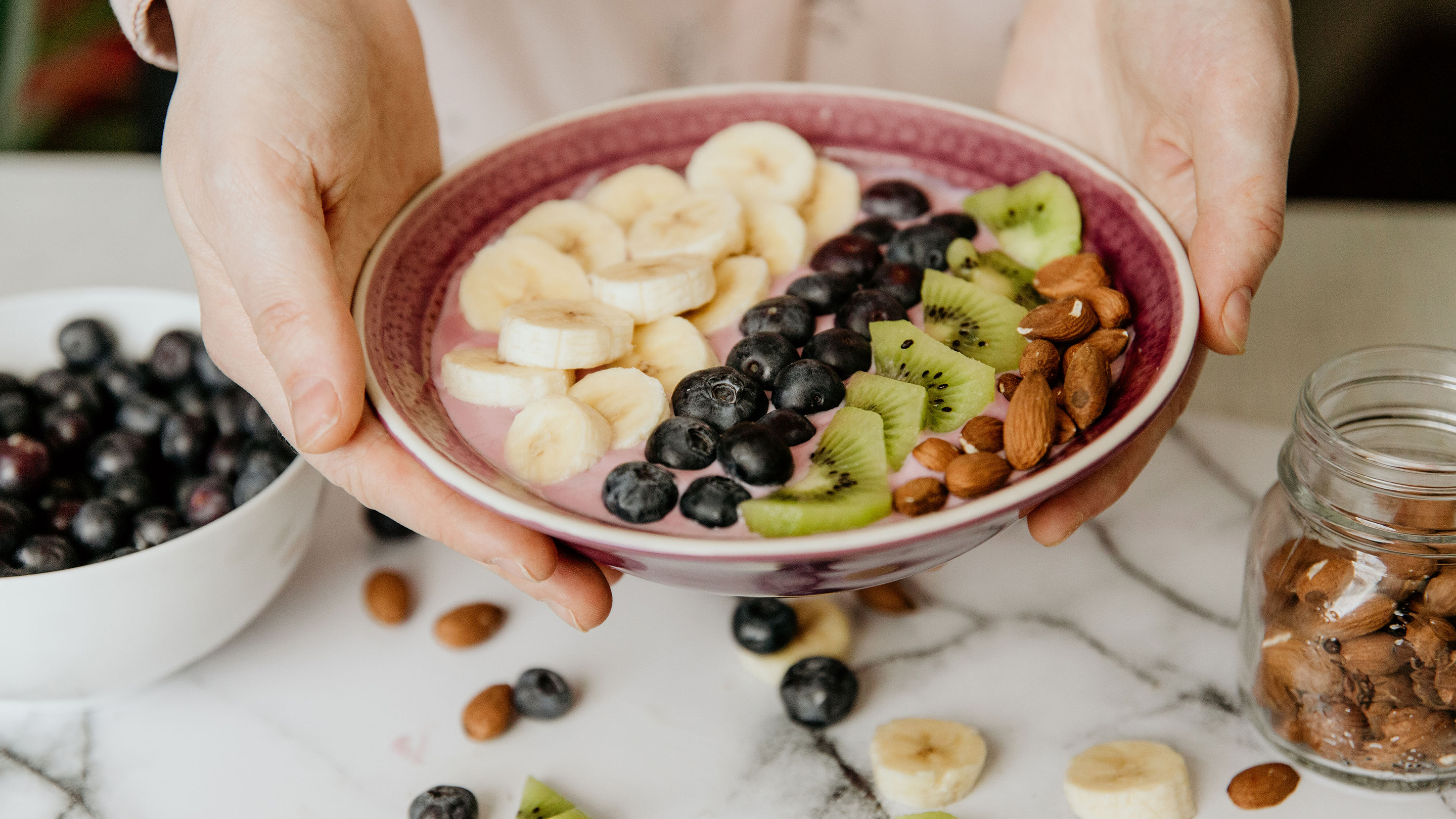 Bunte Früchte sorgen beim Frühstück für gute Laune! (Marke des Geschirrs: Butlers).