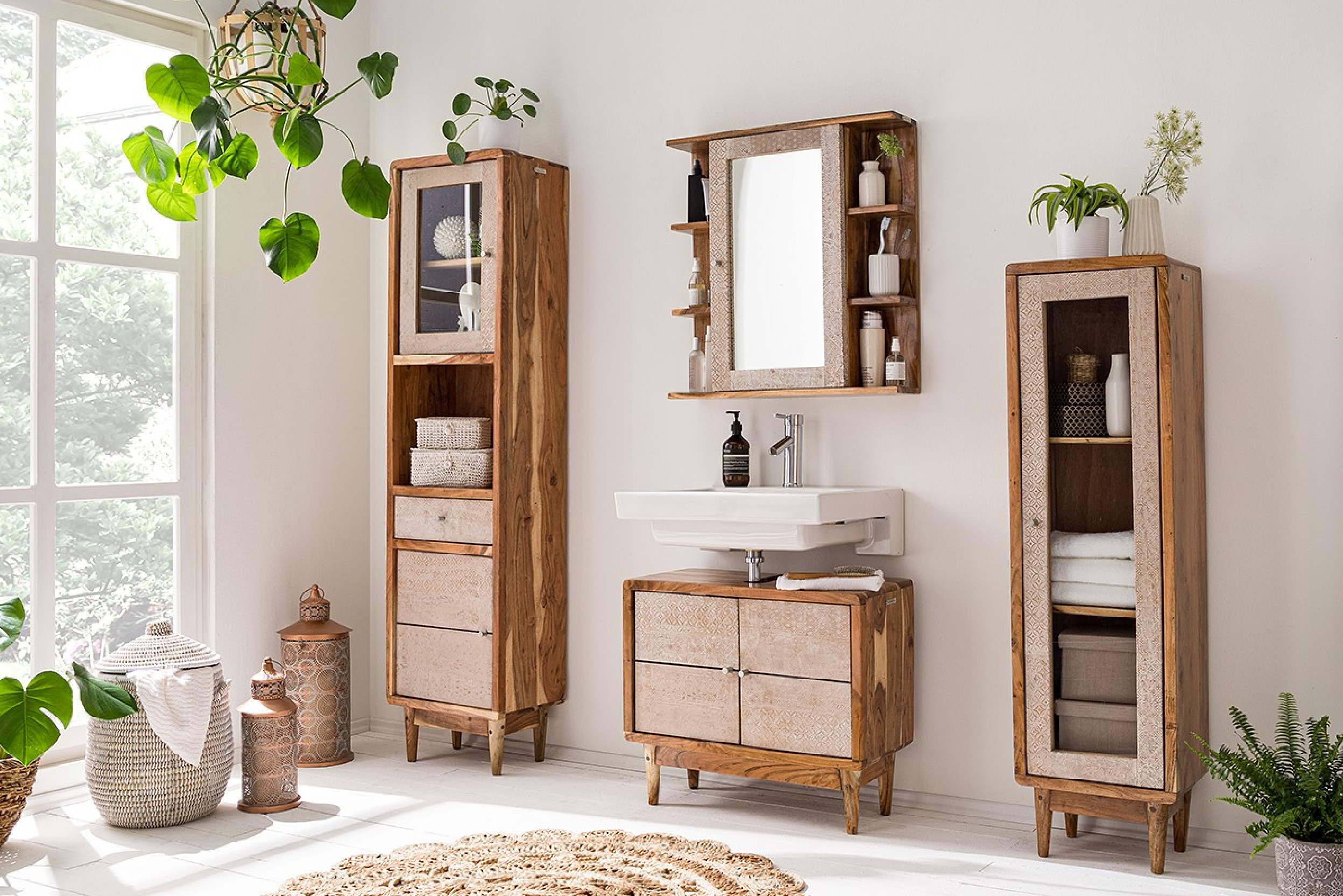 Badezimmer mit Rustik-Holzmöbel und mehrere Pflanzen