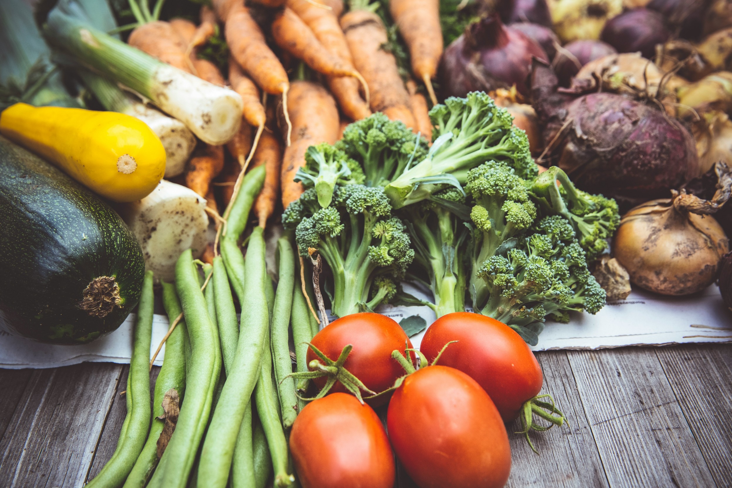 Gemüse im Hochbeet anlegen: Tomaten, Brokkoli, Erbsen, Zucchini, Zwiebeln, Möhren, Porree etc.