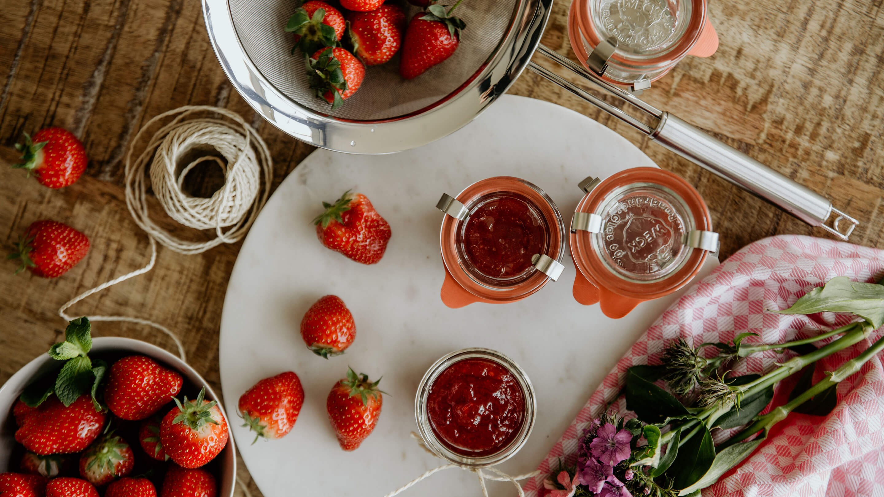 Erdbeeren erntefrisch mit selbstgemachter Erdbeer-Marmelade