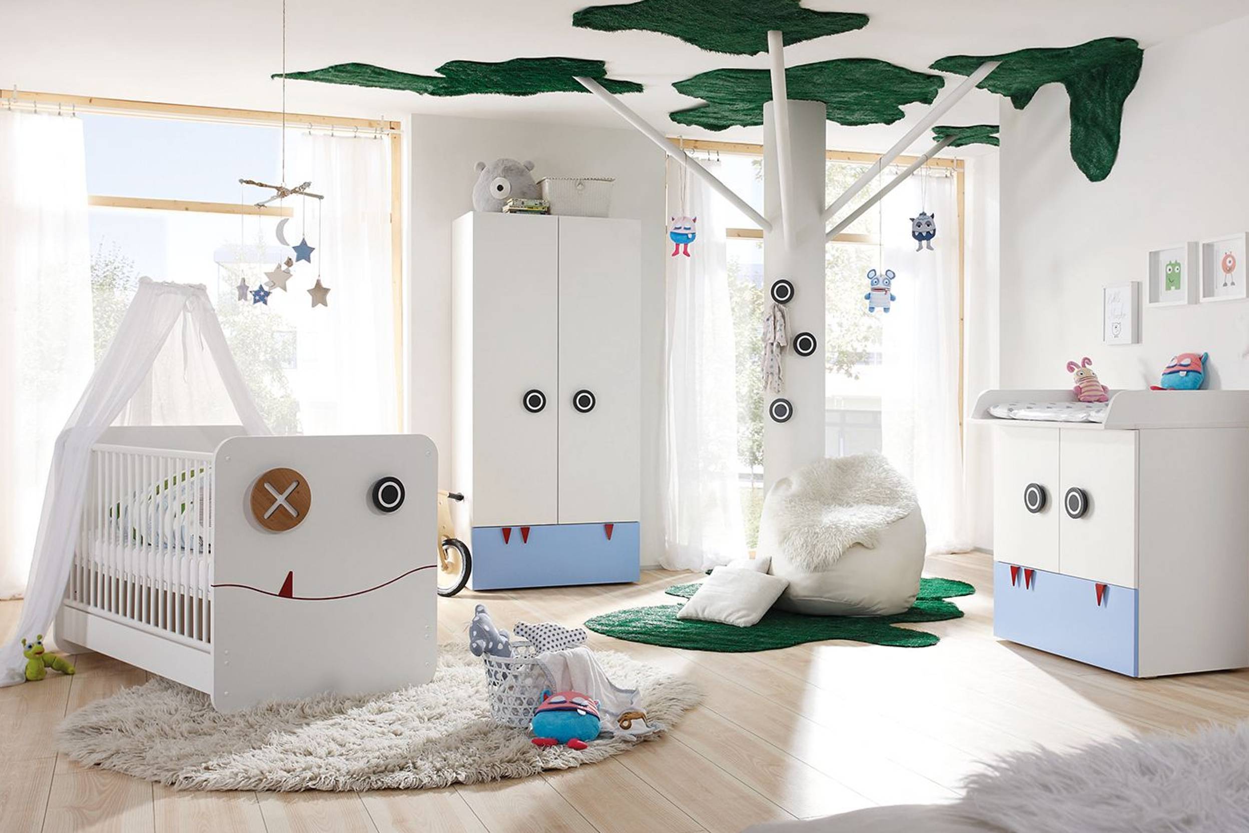 Spielerisch eingerichtetes Kinderzimmer mit Kommode, Bett und Kleiderschrank