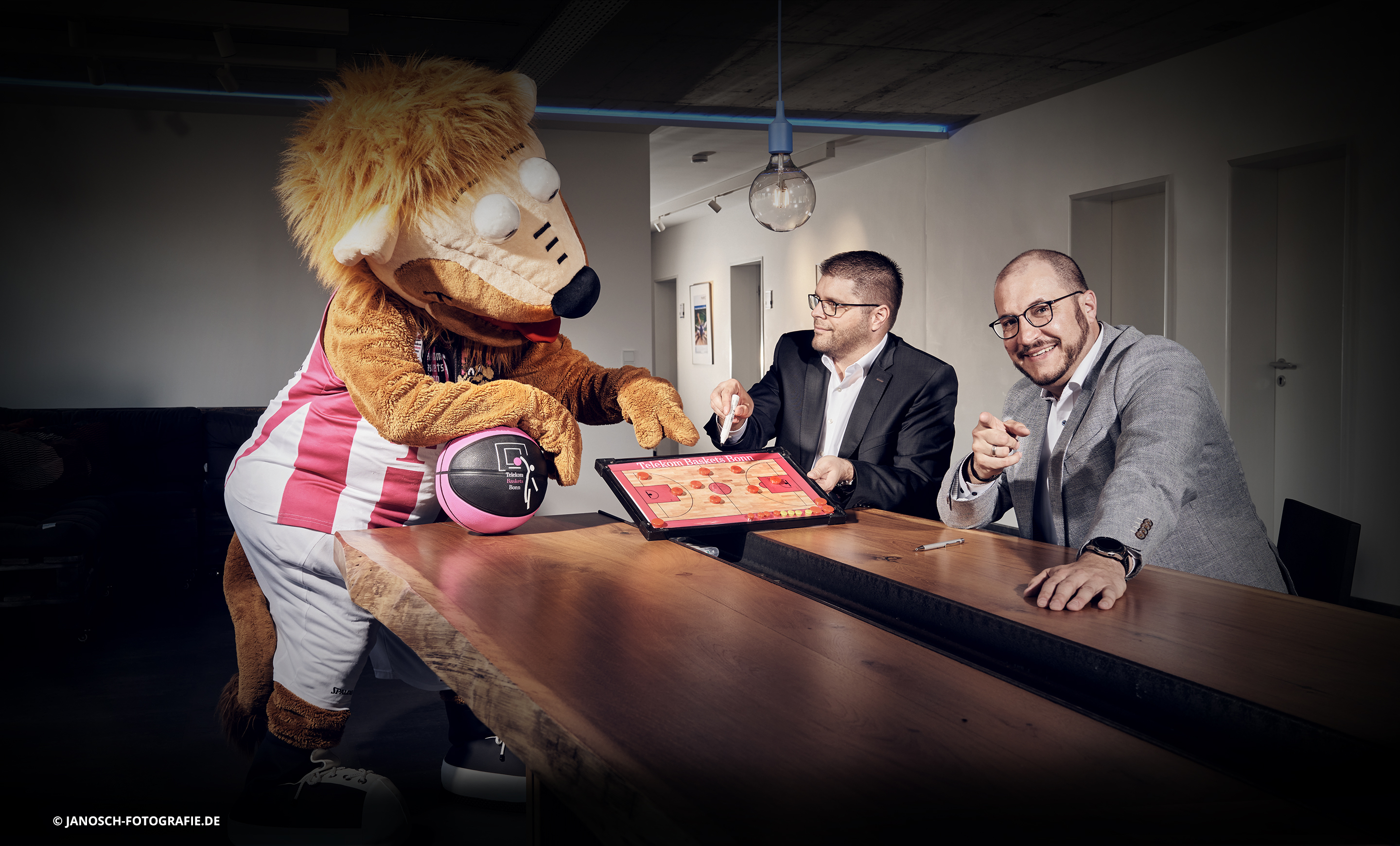Das Probaskets Maskottchen am Tisch 
