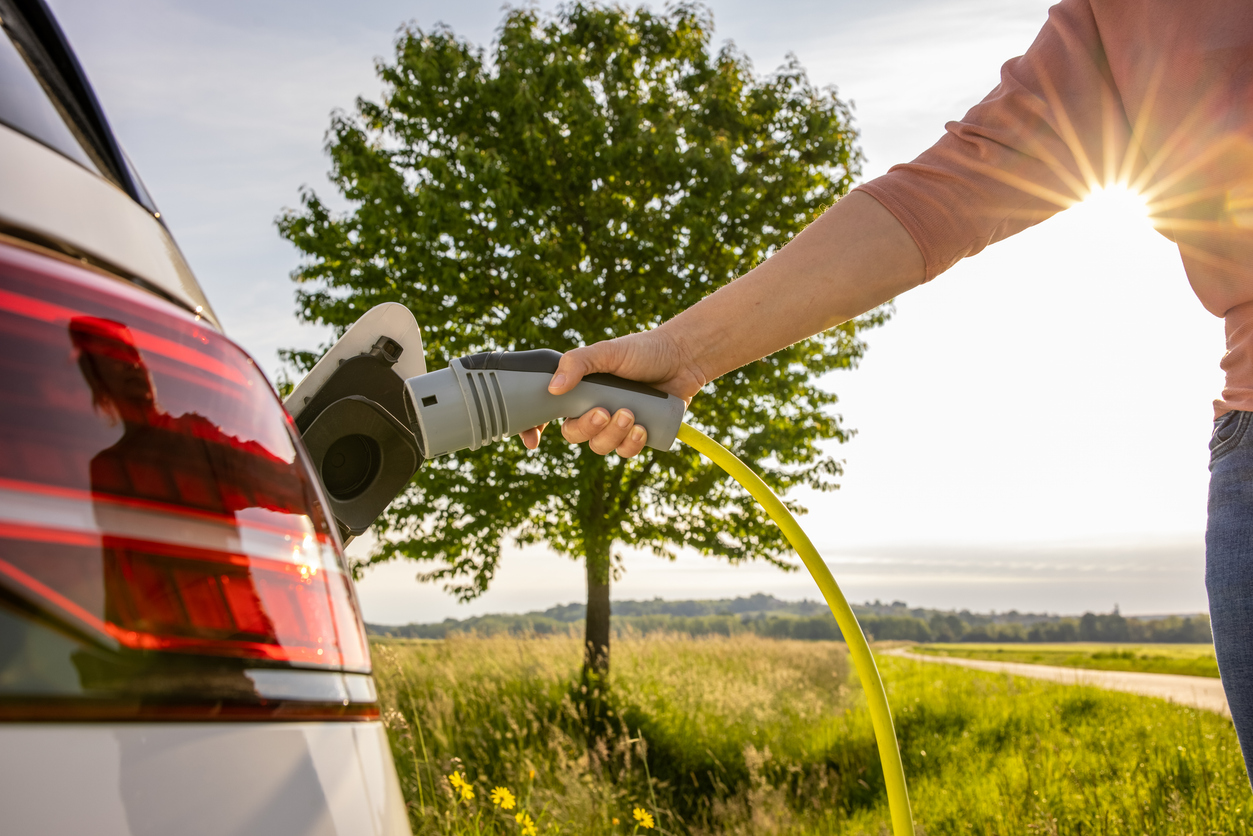 Voiture électrique en train de charger à la campagne