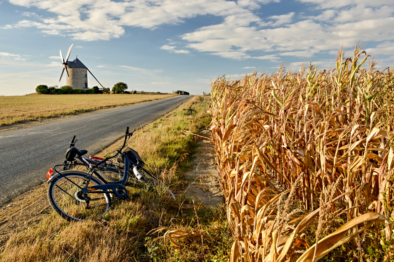 Vélo déposé à proximité d'un moulin à vent en Normandie