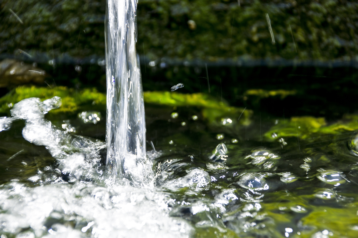 Plan rapproché d’eau de source