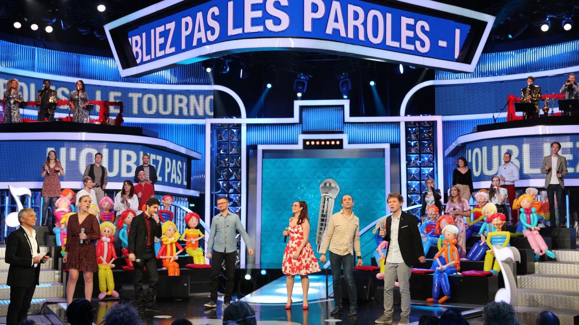 Nagui anime le karaoké de France 2 " N'Oubliez pas les paroles !" tous les jours en access prime time.