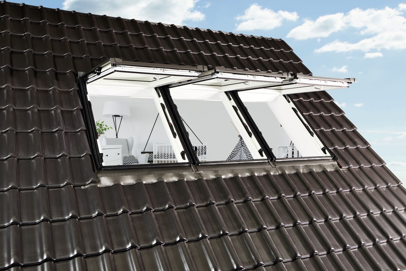 Drei geöffnete Roto Dachfenster 