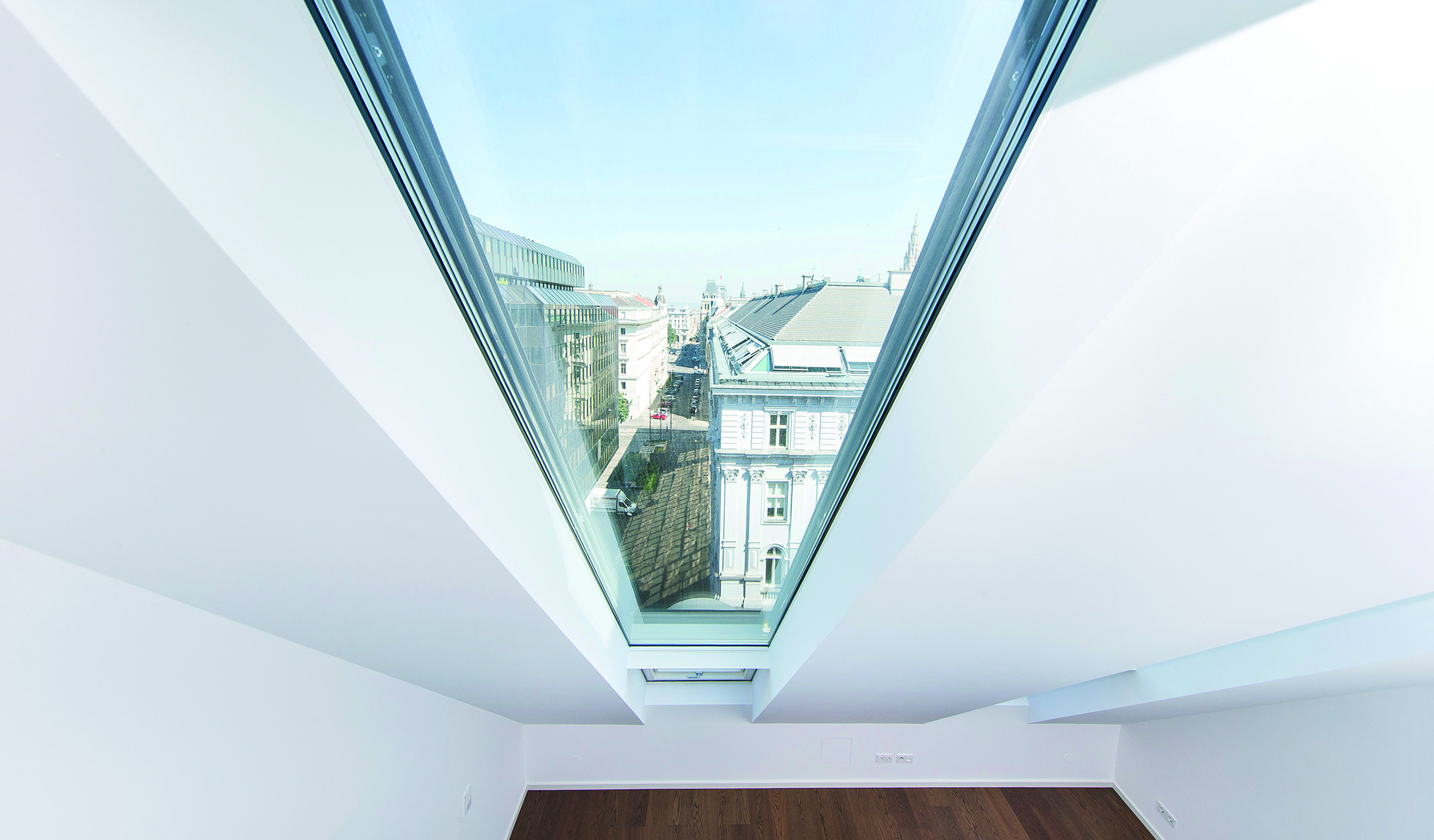 Ausblick aus einem Dachfenster auf eine Straße in Waldshut-Tiengen