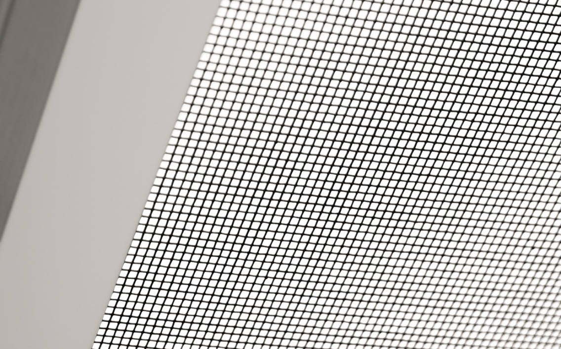 Nahaufnahme des Glasfasergewebes eines Velux Fliegengitters Nahaufnahme des Glasfasergewebes eines Velux Fliegengitters