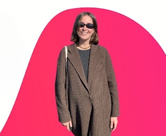 Sophia, who came to Germany as a refugee from Ukraine, standing in front of a pink blob