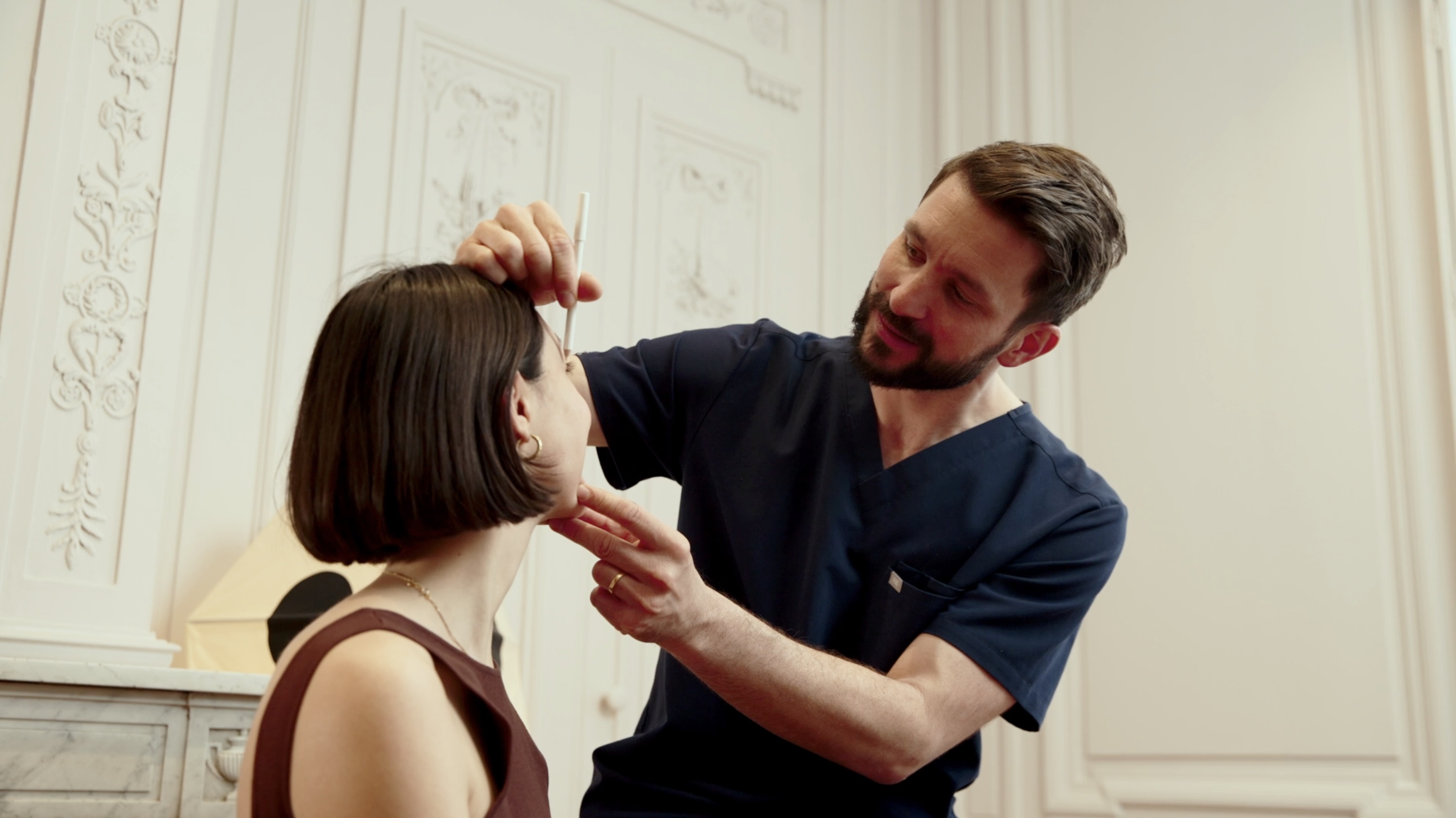 Dr Mertens qui s'apprête à réaliser des injections de Botox sur une patiente chez Maison Yokō.