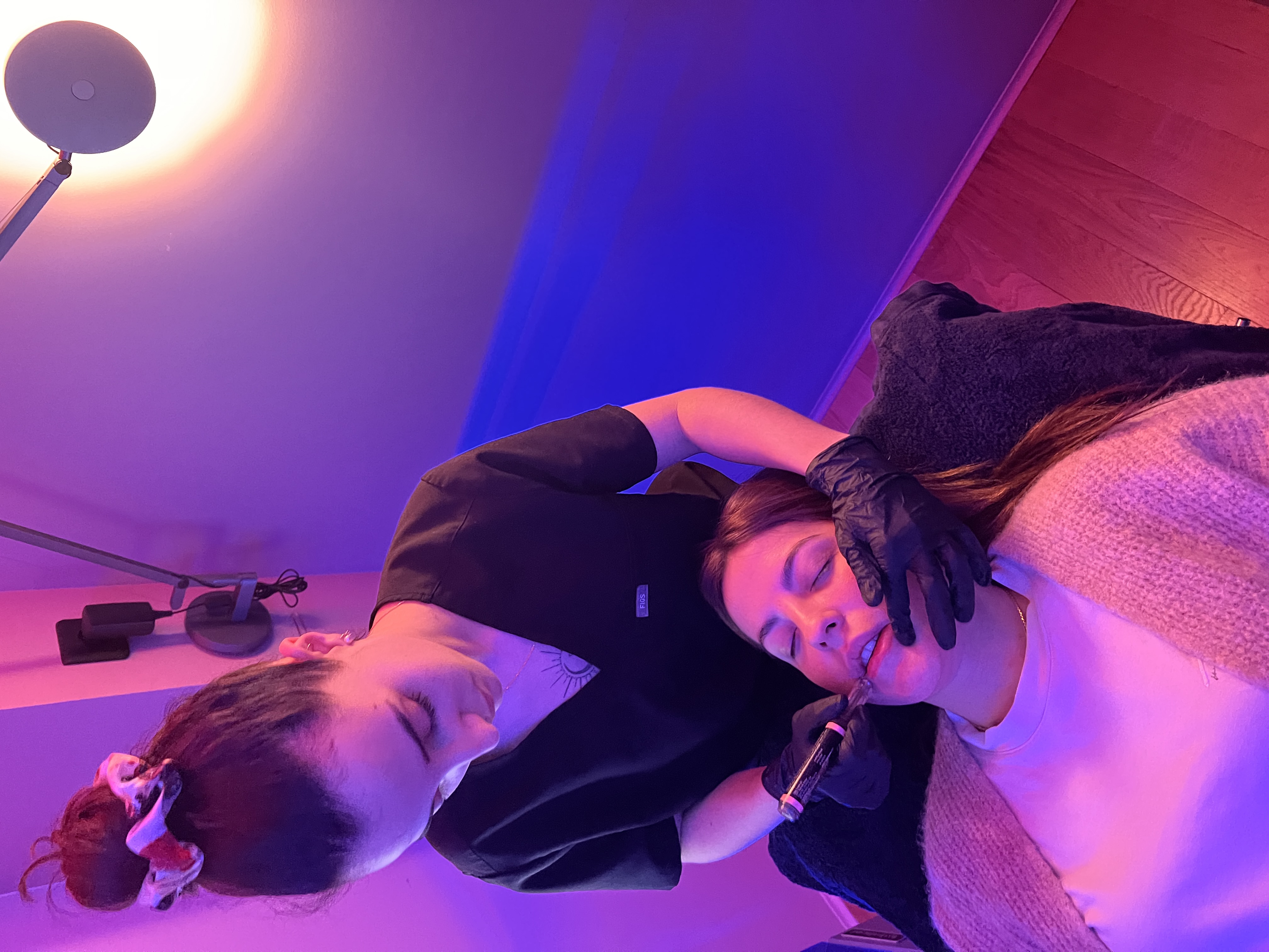 Chez Maison Yoko à Lyon, Hydrafacial décline son concept d’embout unique pour traiter les zones fragiles : avec Hydrafacial Perk et son système breveté roll-flex®, on peut ainsi éliminer en douceur les cellules mortes de la couche superficielle de la peau des lèvres, tout en l’hydratant intensément. 