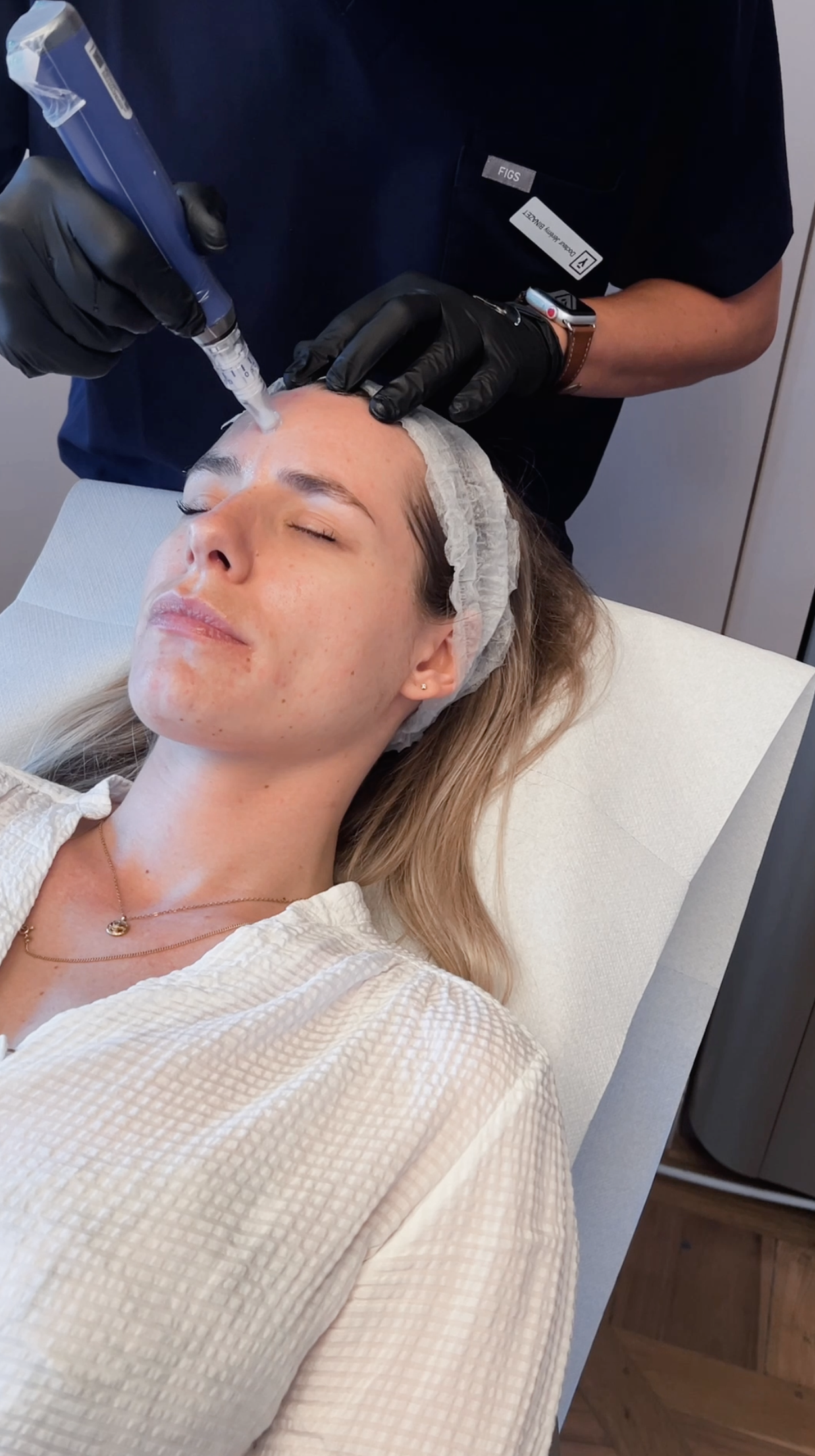 Praticien réalisant un Microneedling sur une patiente. 