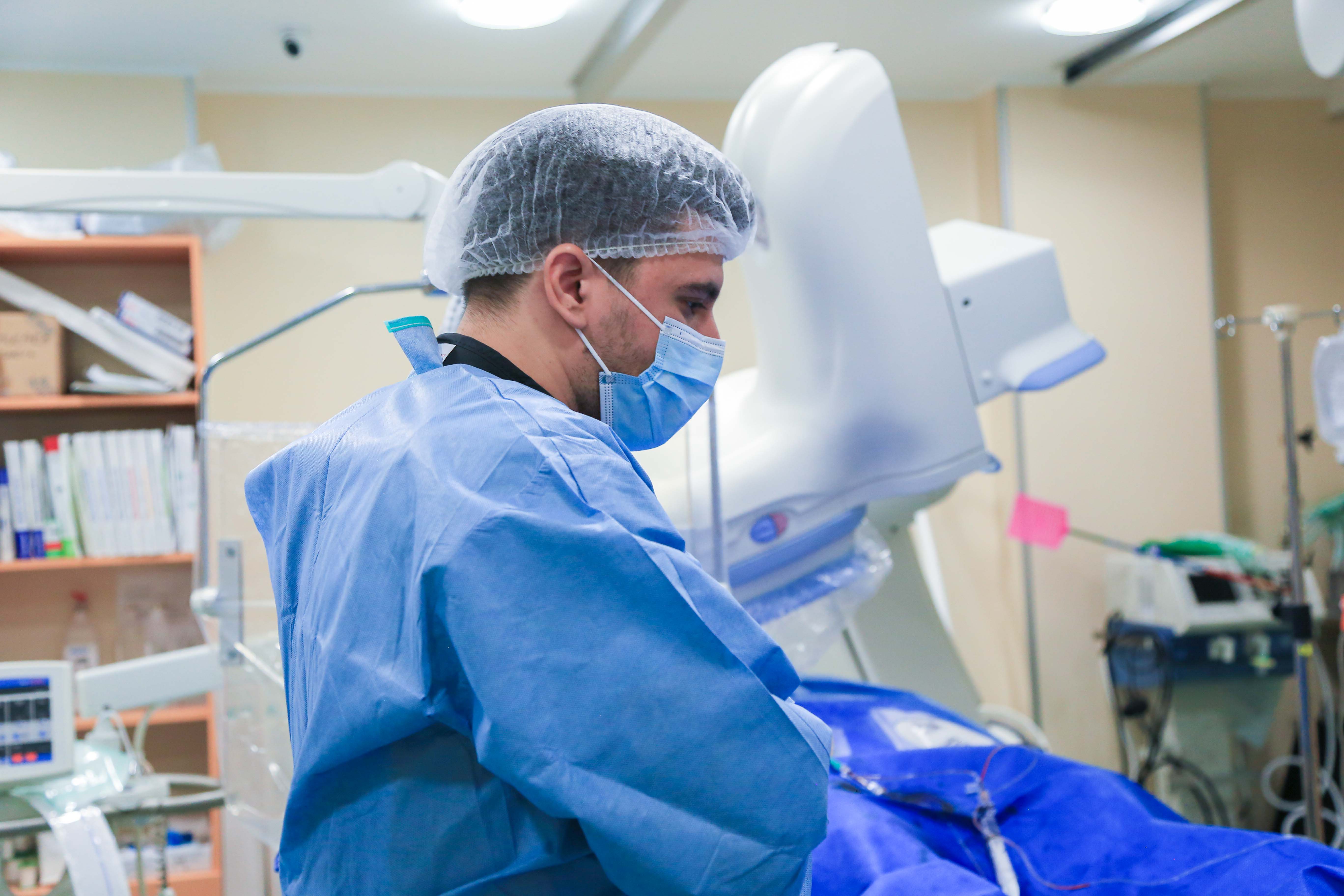 Dr. Adnan Mustafa, in timpul unei proceduri de coronarografie