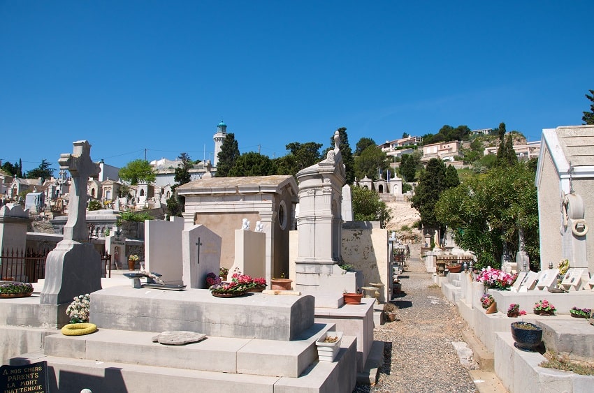 monuments funéraires dans cimetière par belle journée ensoleillée