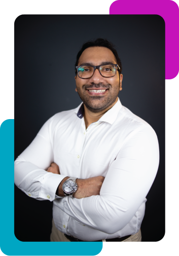 Misael Nascimento: Especialista de investimentos com uma camisa branca, relógio e óculos de braços cruzados e sorrindo