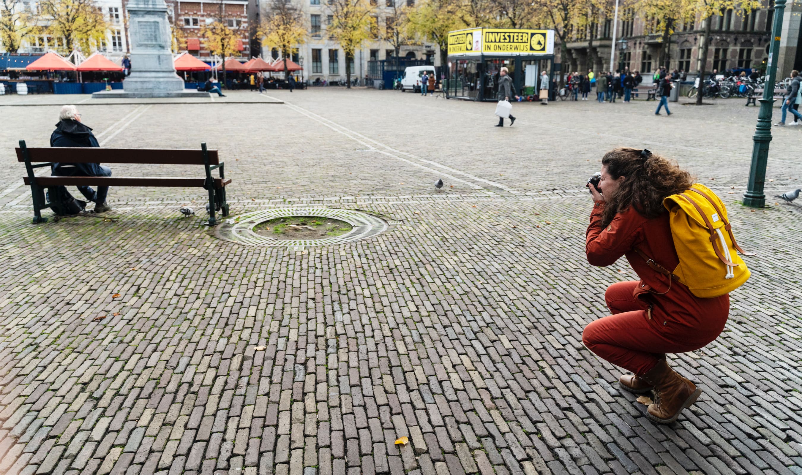 Milene maakt een foto van een plein