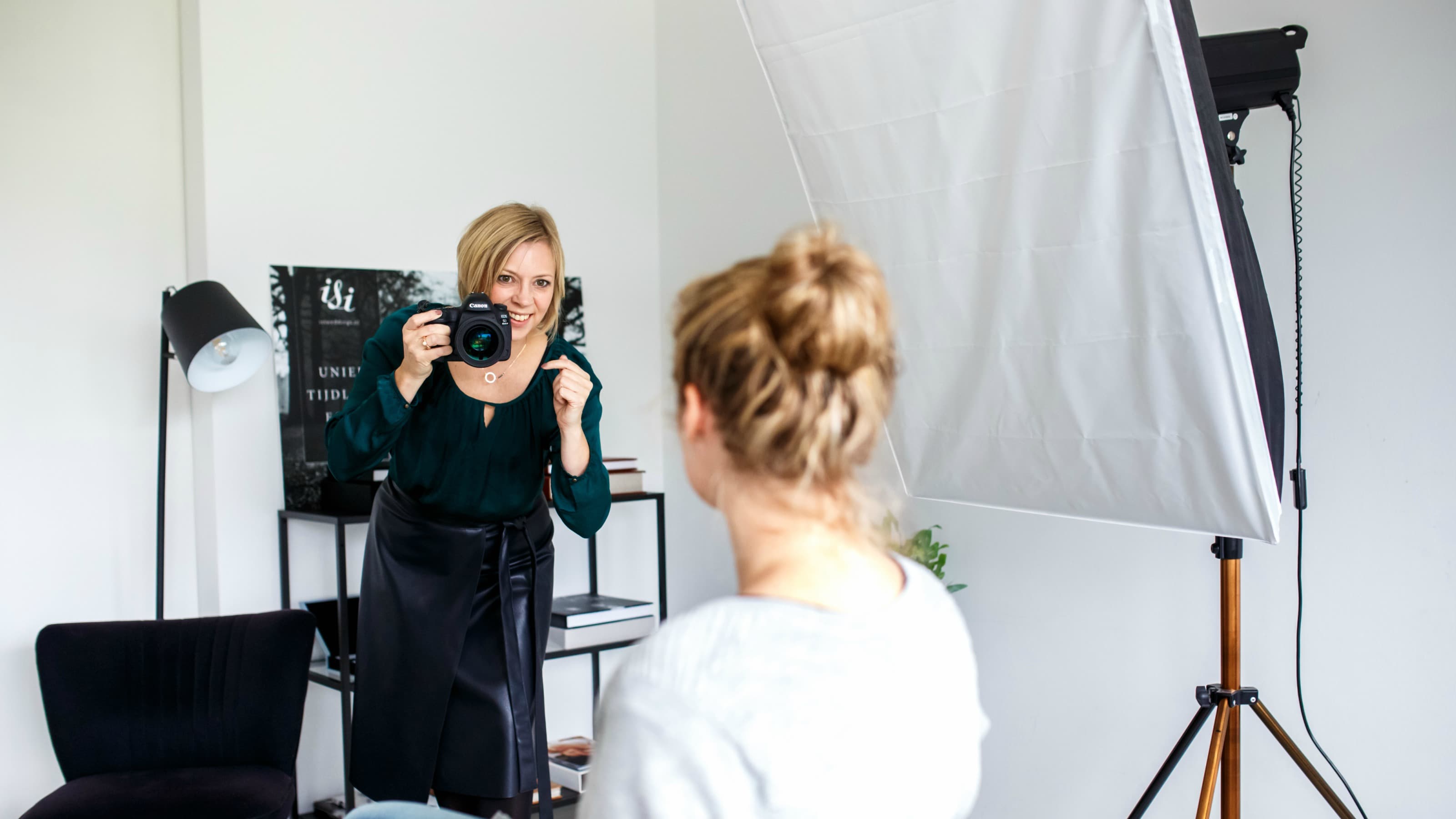 Indra geeft haar model instructies