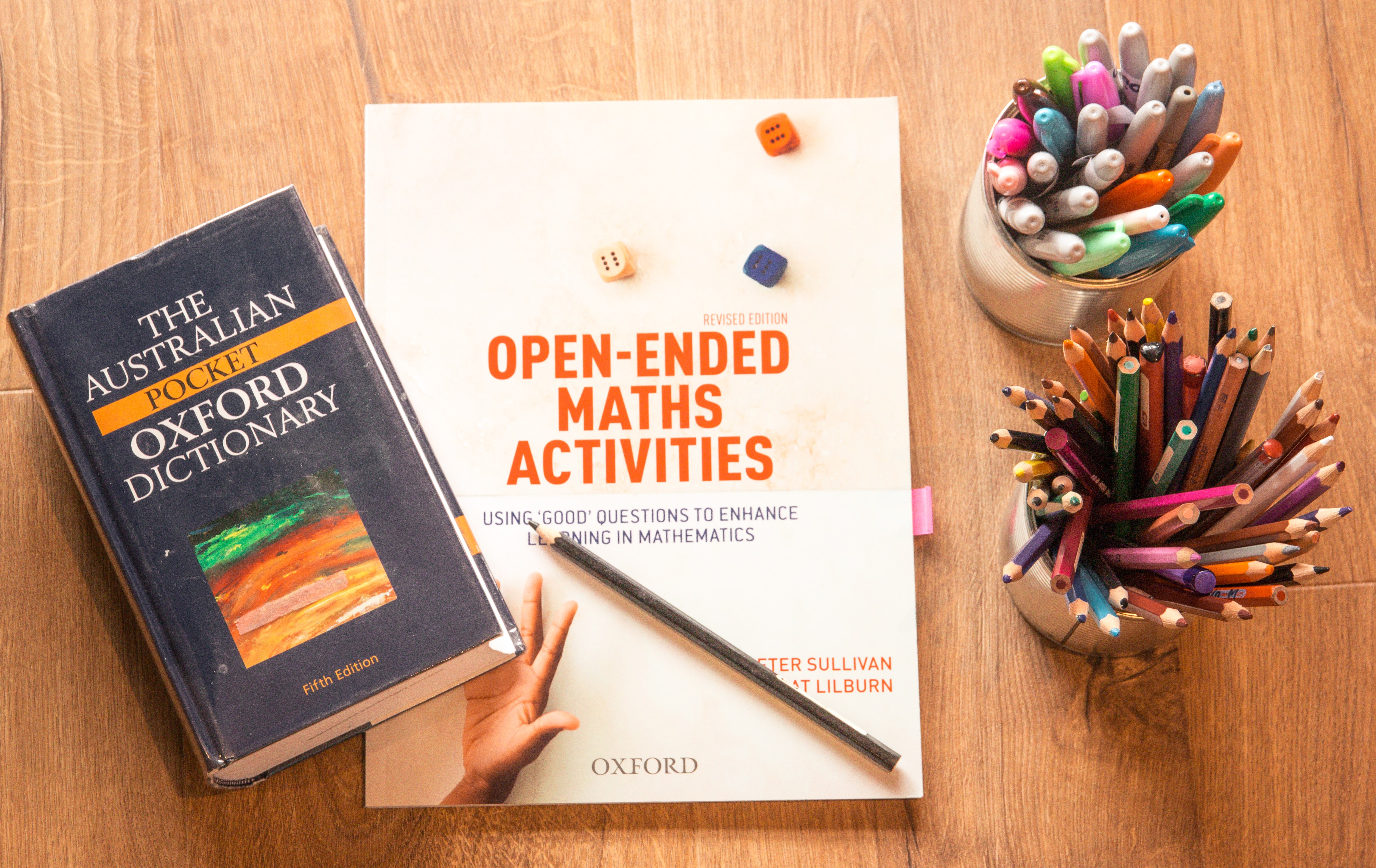 Libros y colores sobre escritorio de madera