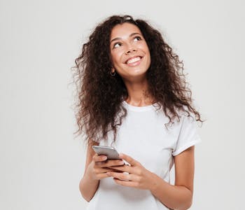 Mulher feliz com a promoção TIM Wifi.
