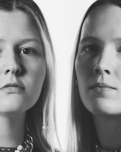 Portrait d'EMMA CHOPOVA & LAURA LOWENA, fondatrices de CHOPOVA LOWENA.