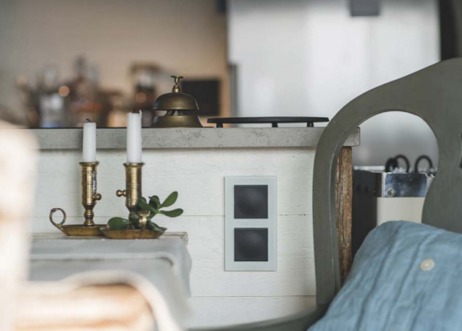 Tryckknappar från Elko i mysigt vardagsrum