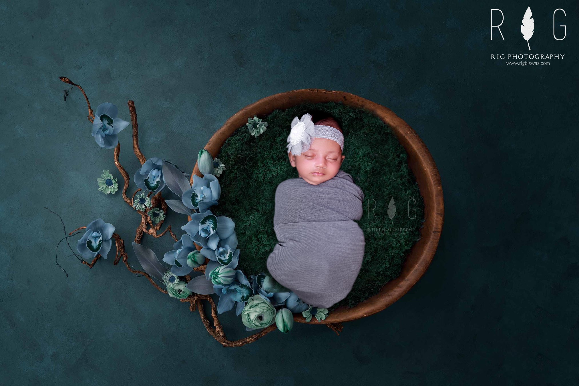 Wrapped up pose of new born baby