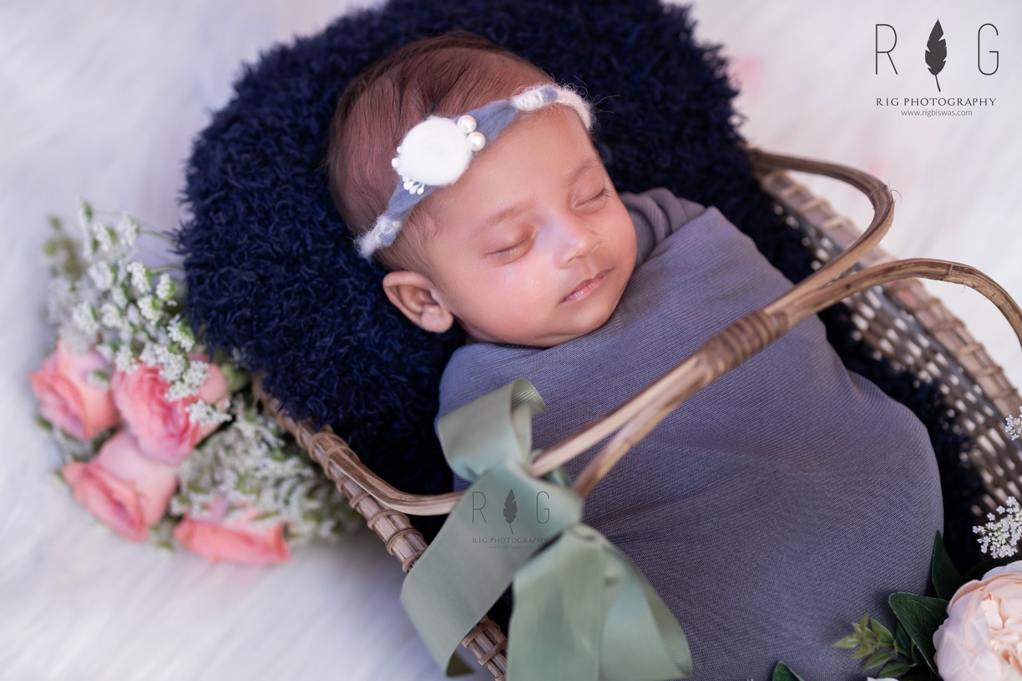 Baby with hairband in head clicked for a newborn photography pose