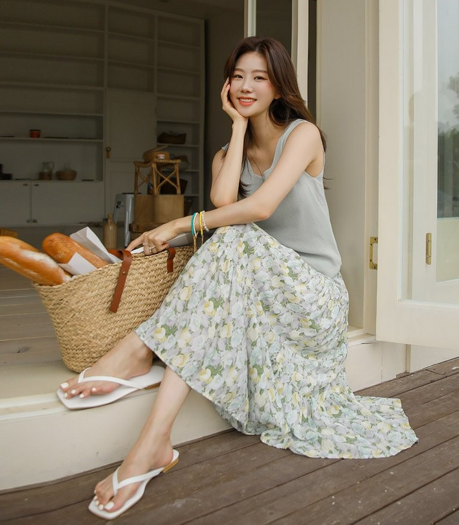 SOMETHIN’ SWEET features the sweetest Korean fashion brands for girls and young ladies just like this lady in this image who wear floral skirt and shows her beautiful smile.