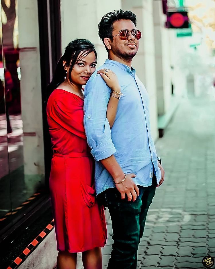 pre wedding photoshoot pose